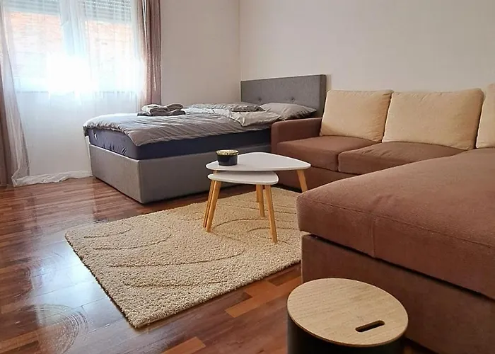 Johnny Apartment, Public Parking Nearby