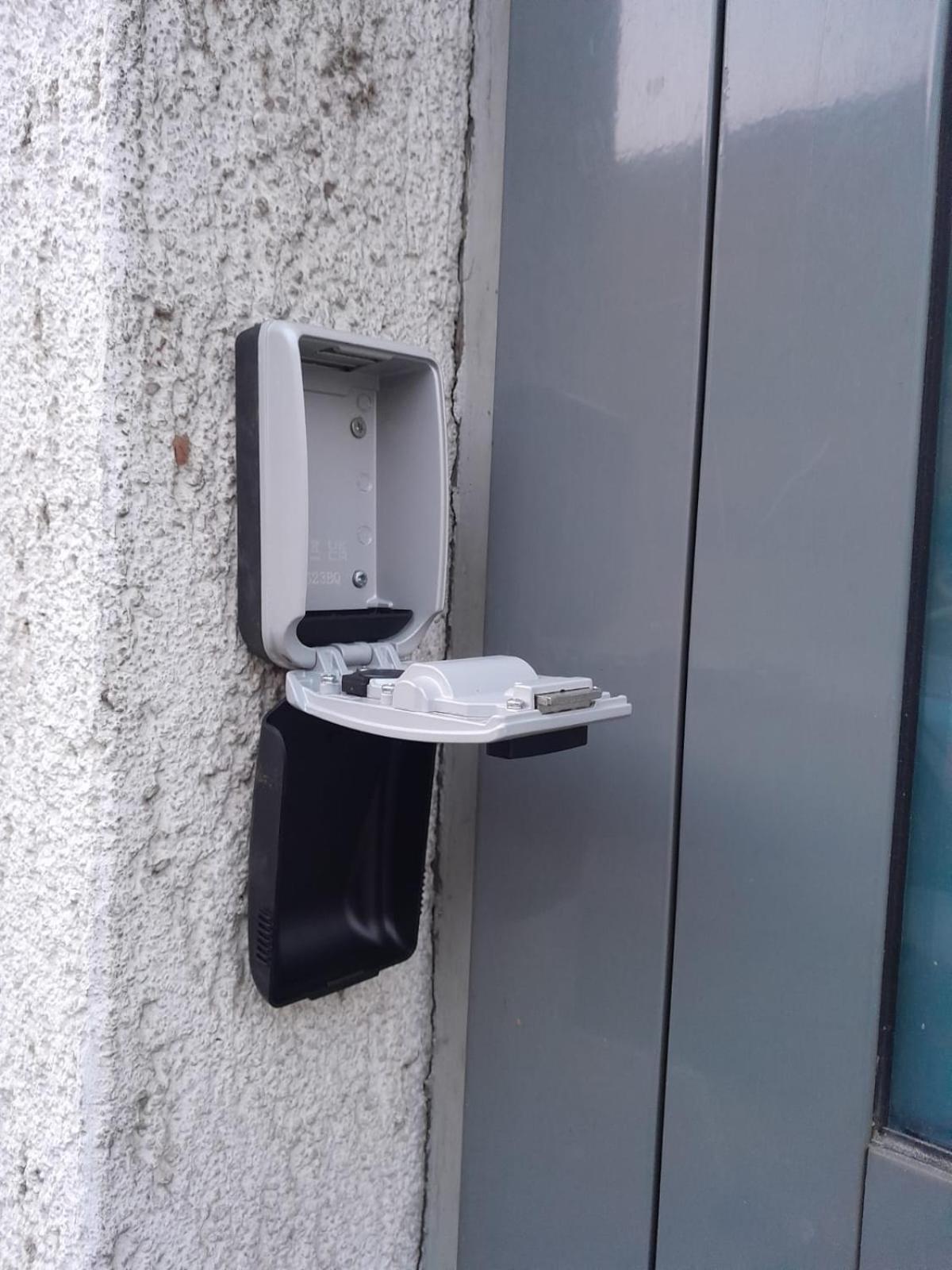 Johnny Apartment, Public Parking Nearby *