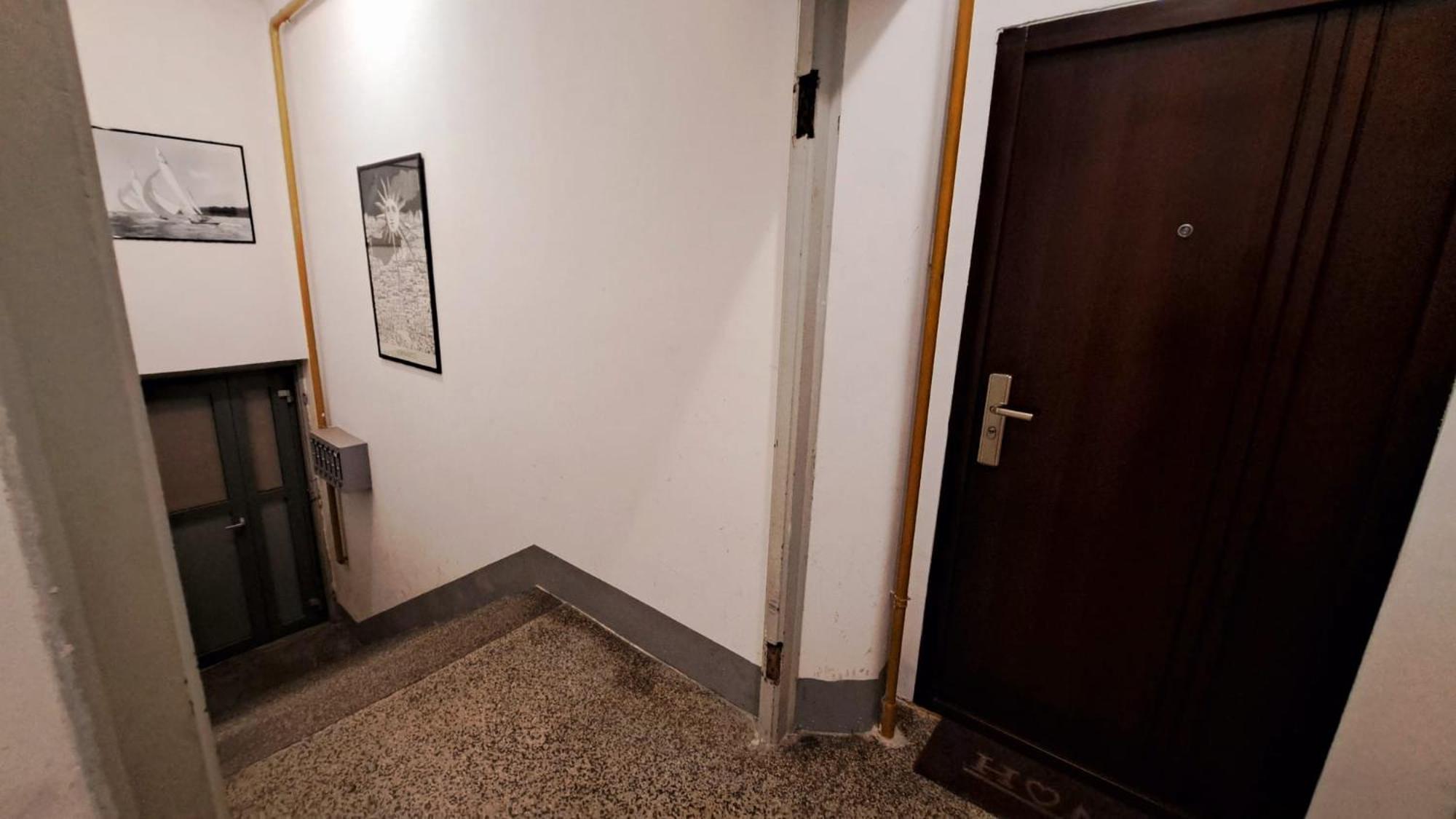 Johnny Apartment, Public Parking Nearby Apartment