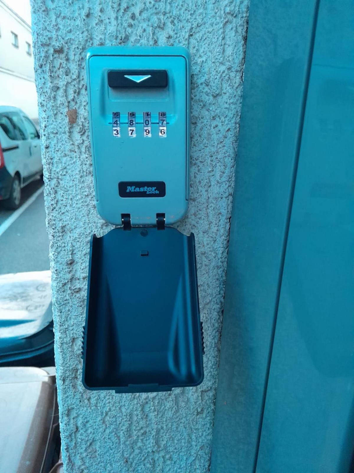 Johnny Apartment, Public Parking Nearby Apartma *