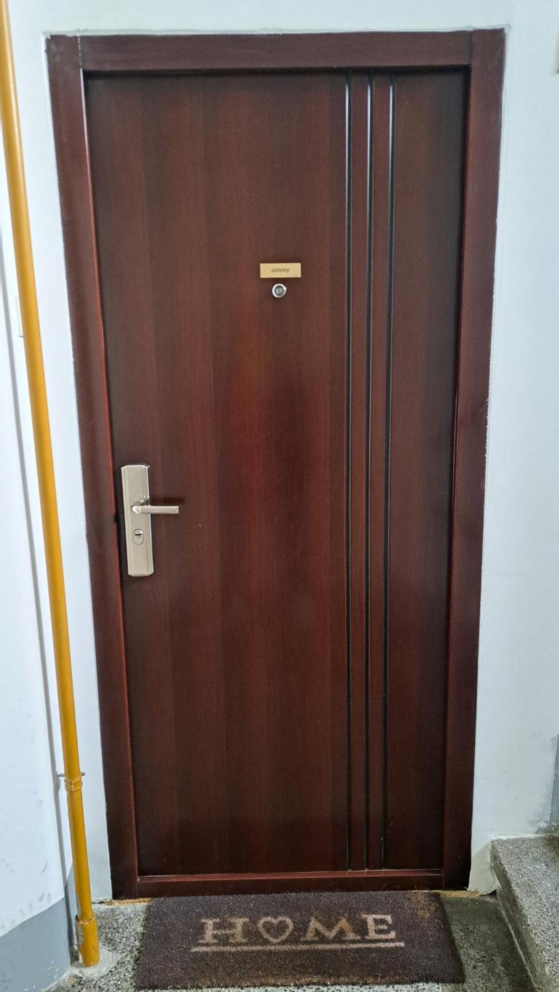 Johnny Apartment, Public Parking Nearby