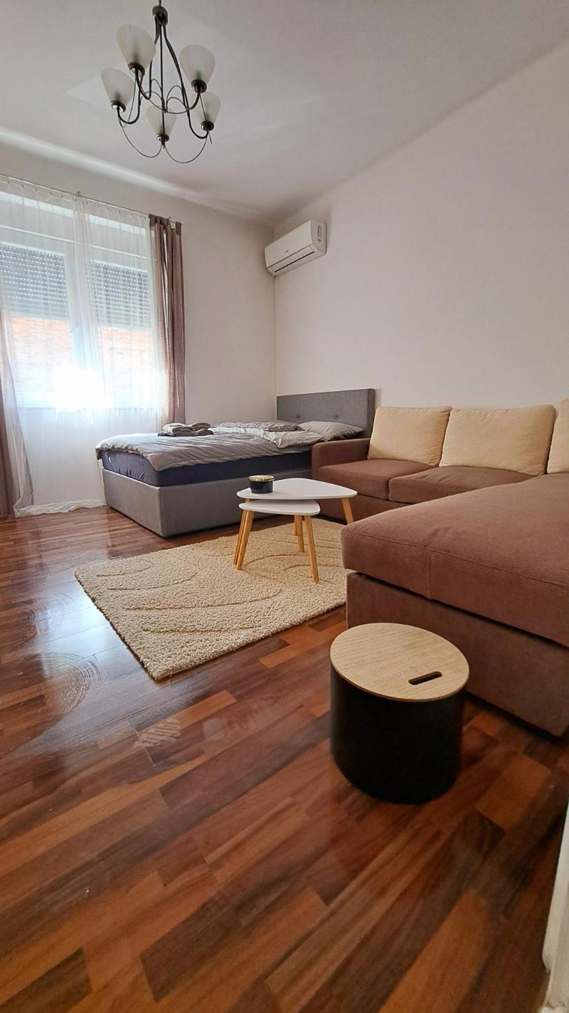 Johnny Apartment, Public Parking Nearby Apartment