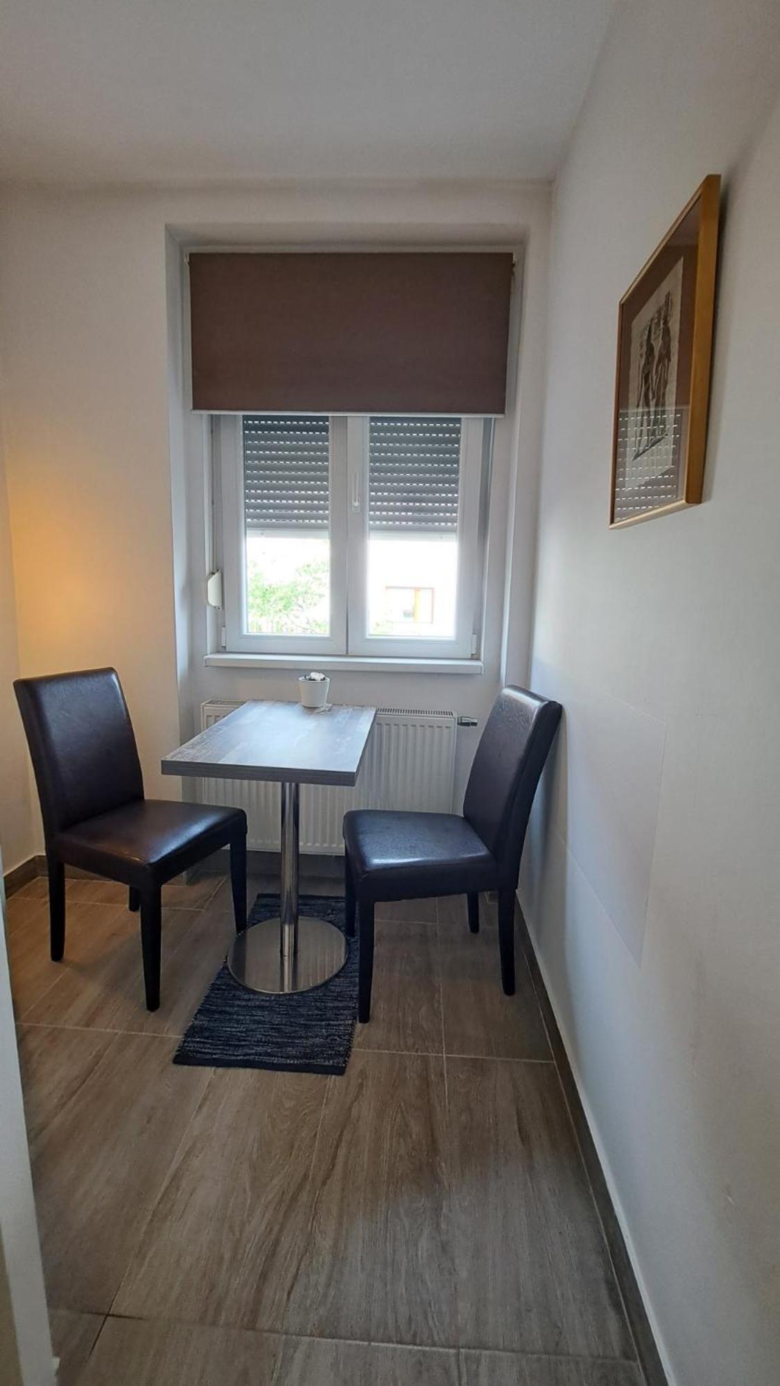 Johnny Apartment, Public Parking Nearby Apartma *
