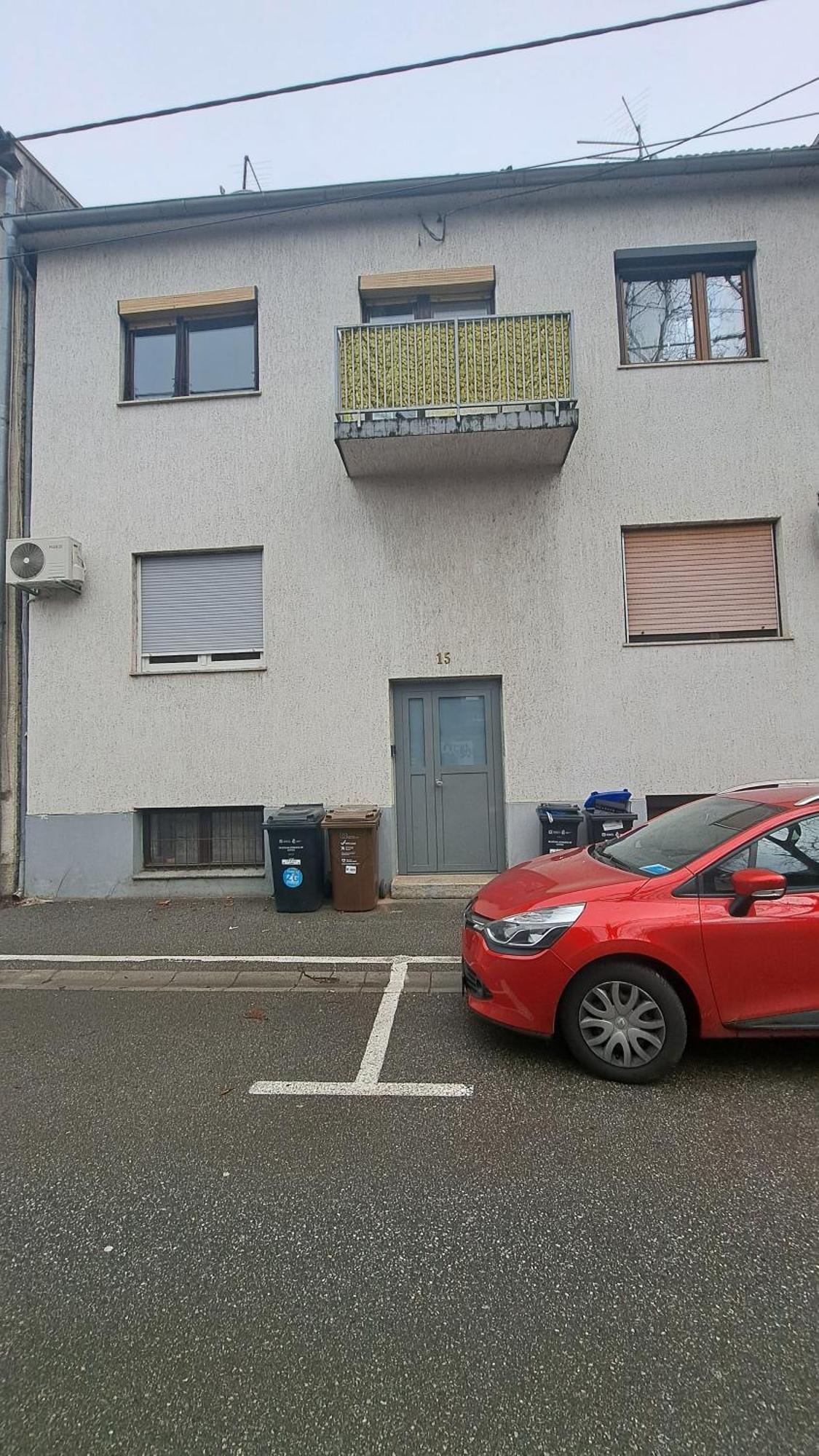 Johnny Apartment, Public Parking Nearby *