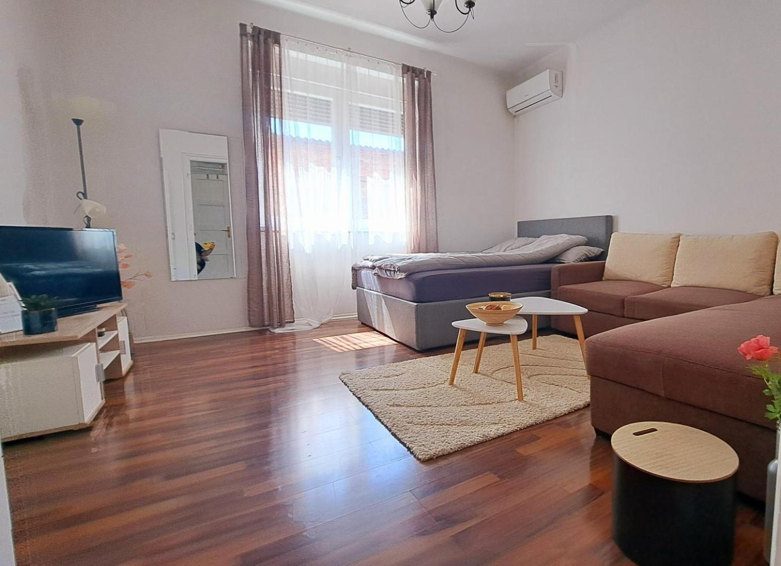 Johnny Apartment, Public Parking Nearby Apartma *